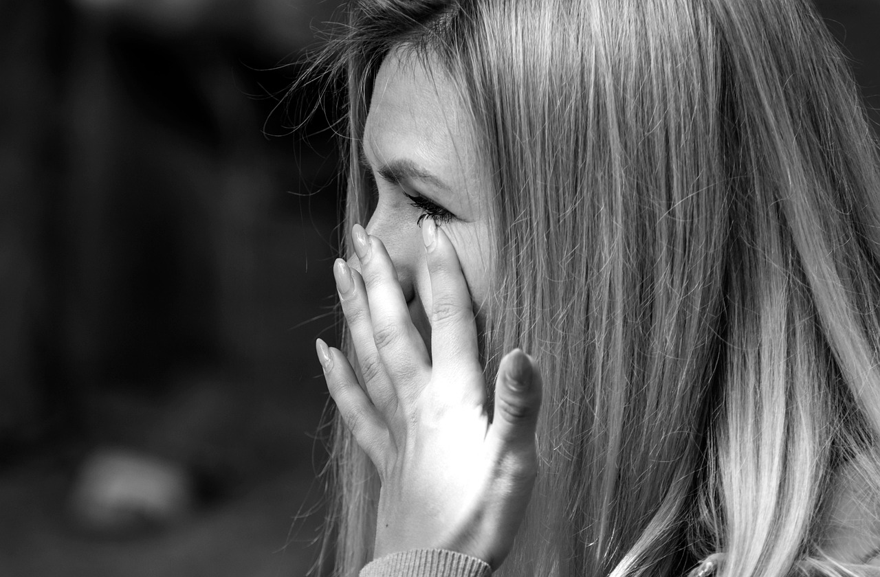 Une femme pleure - Peut-être d'avoir été abandonnée ?